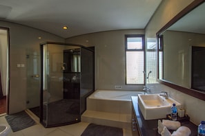 Rainfall showerhead, free toiletries, hair dryer, towels