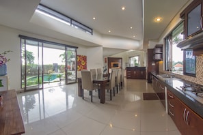 In-room dining - Villa Uma Girasole (Canggu)
