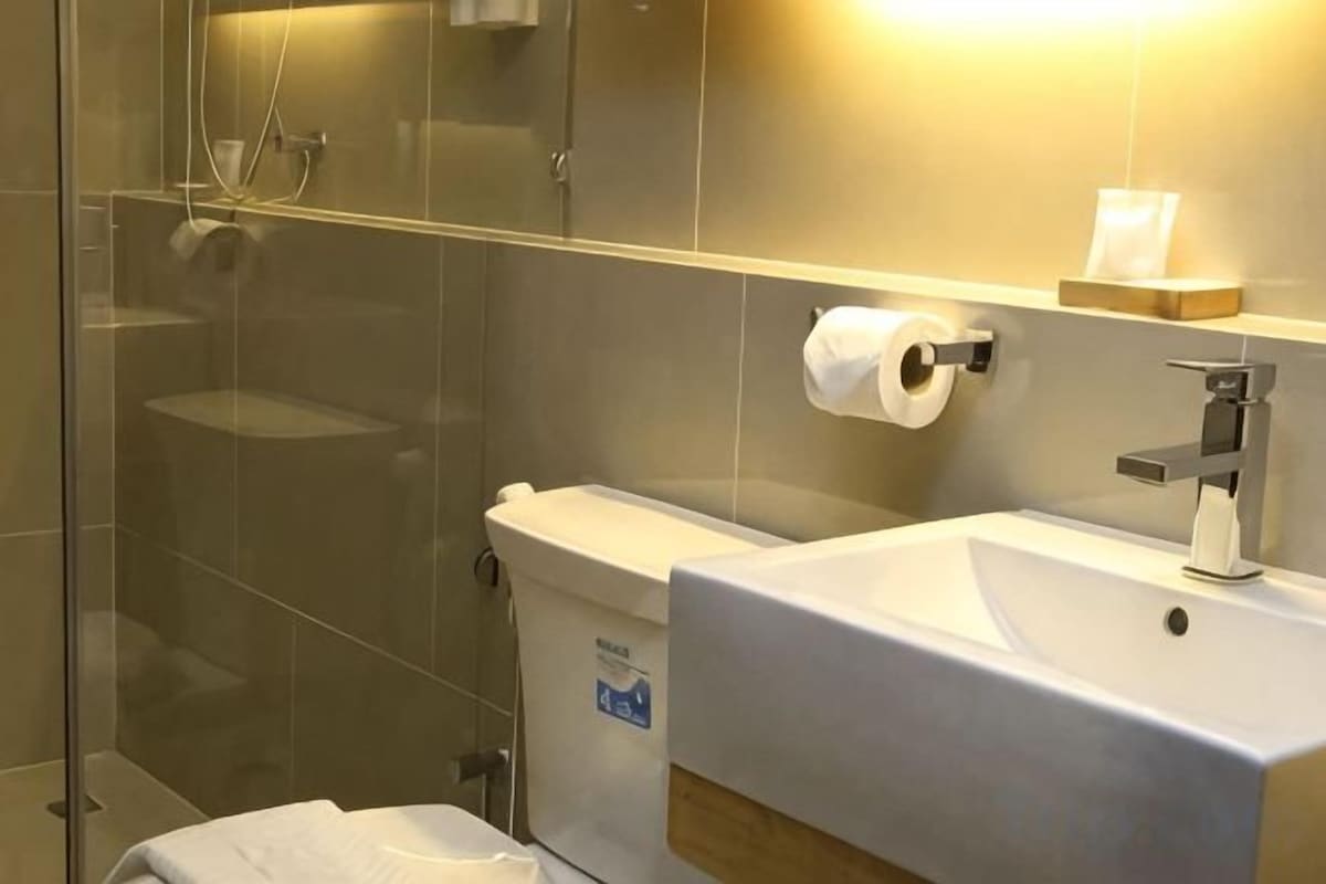 Shower, free toiletries, hair dryer, towels