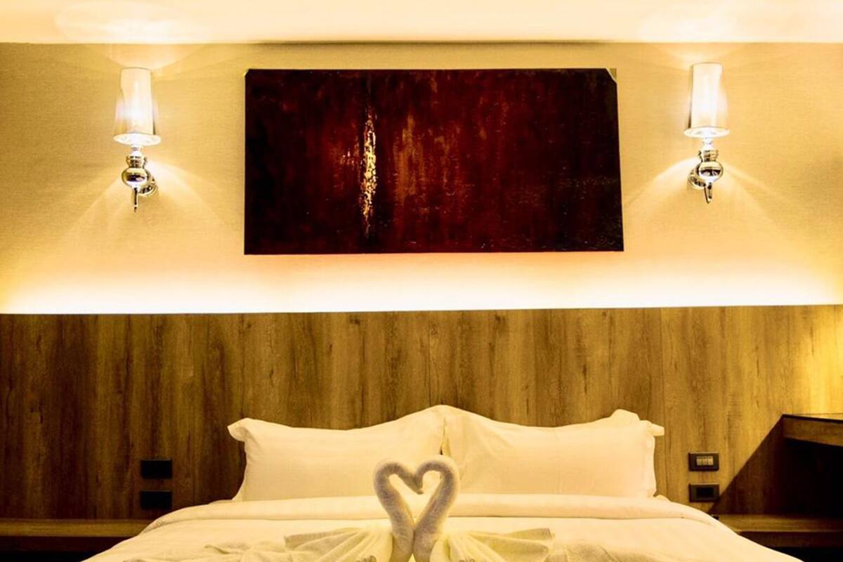 deluxe double room | free wifi, bed sheets