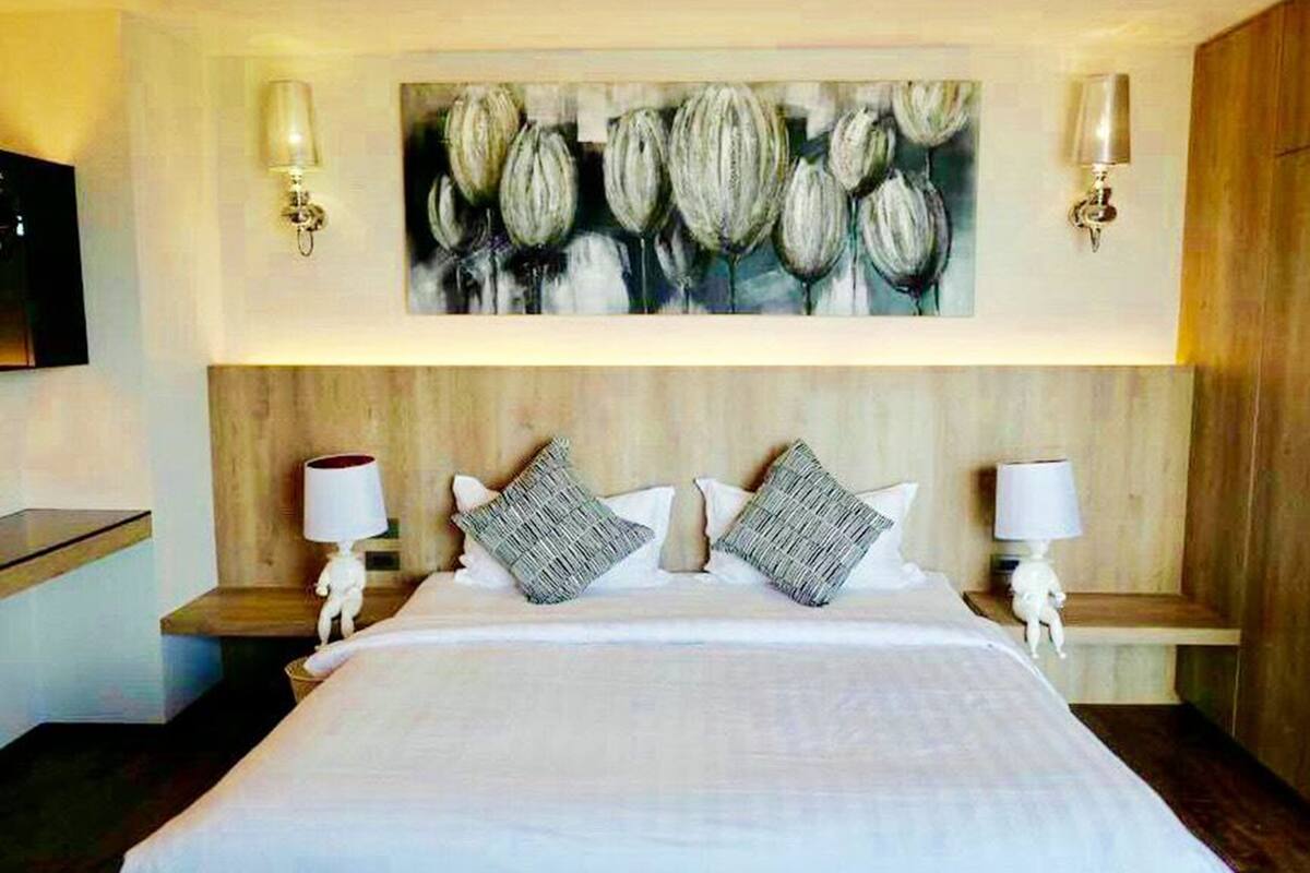 suite | free wifi, bed sheets