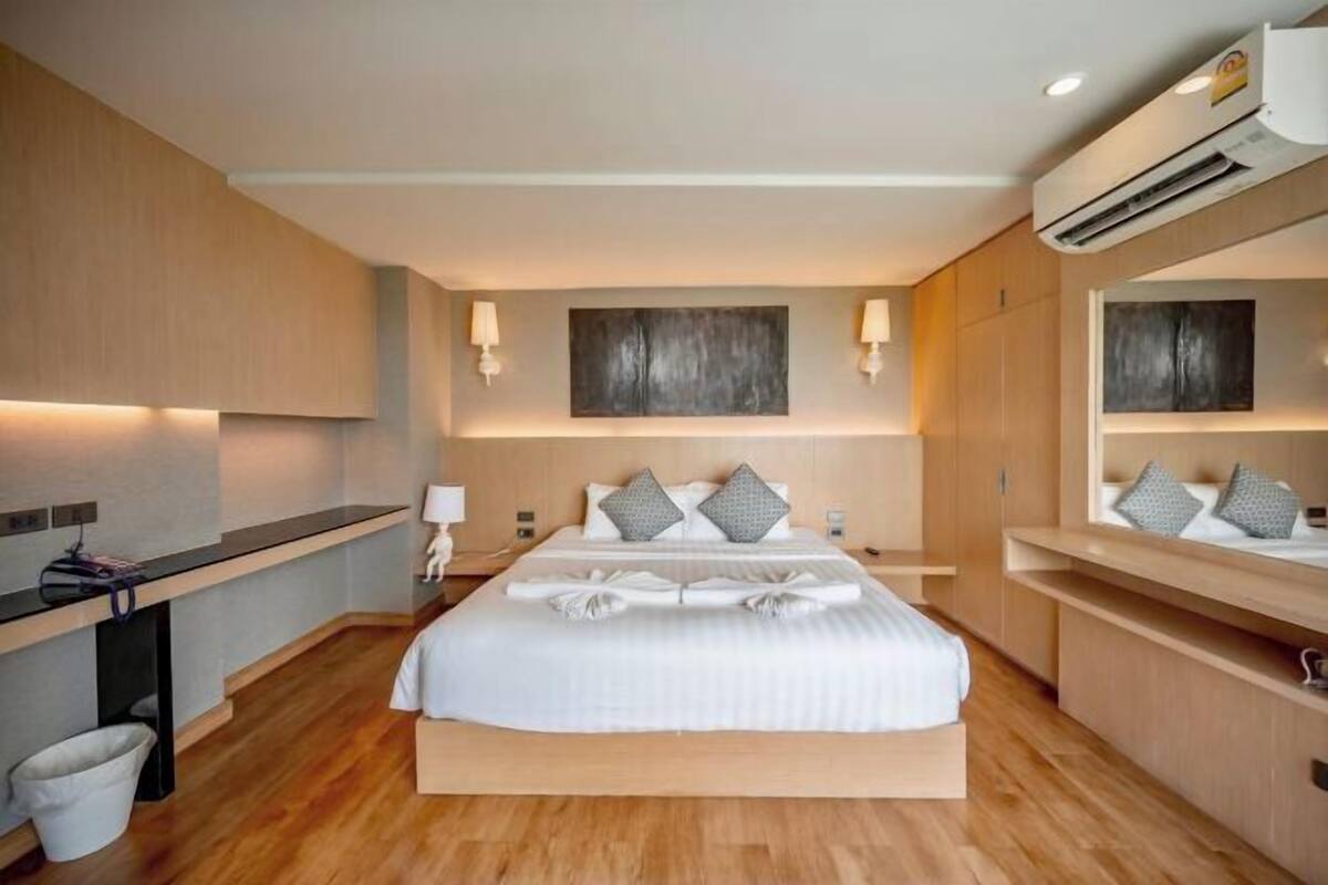 WiFi (free), bed sheets