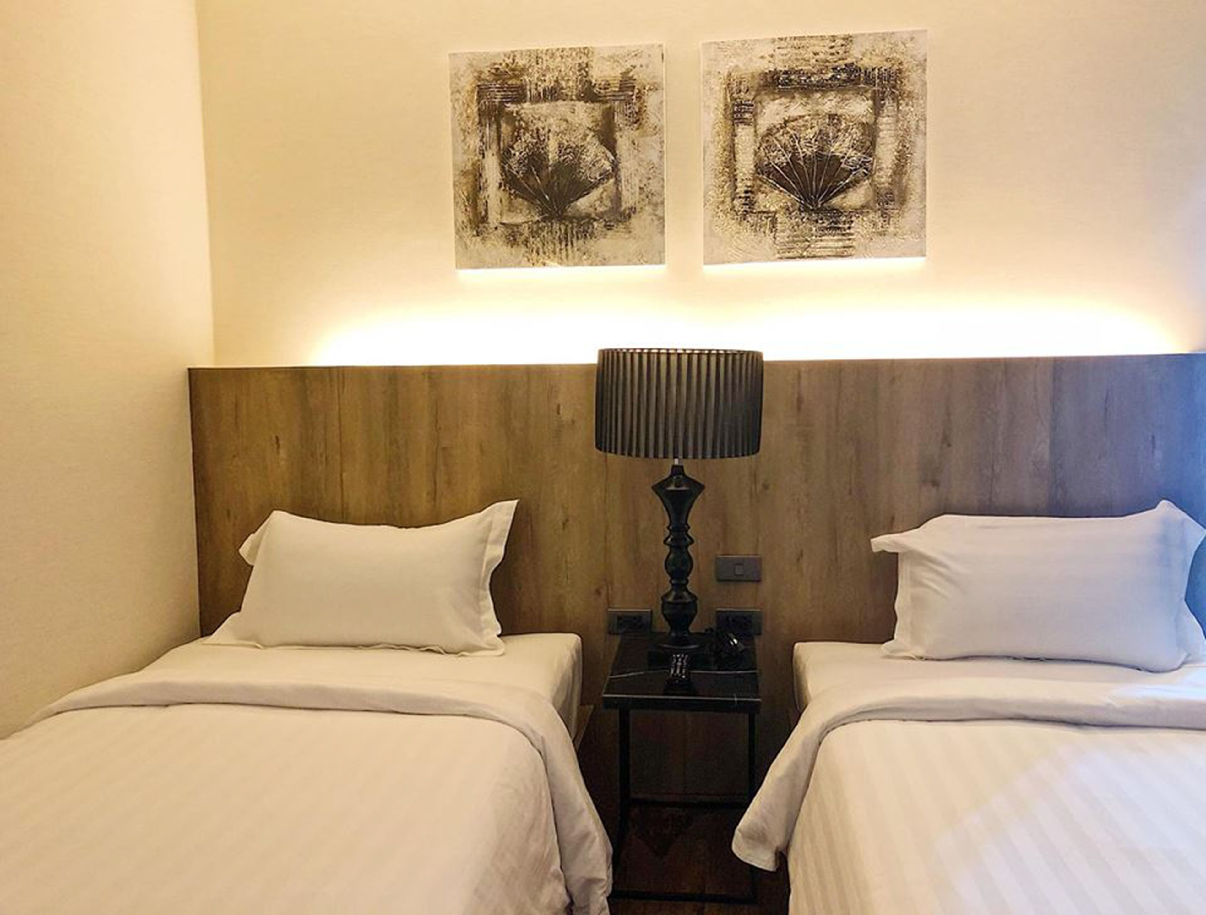 deluxe twin room | free wifi, bed sheets