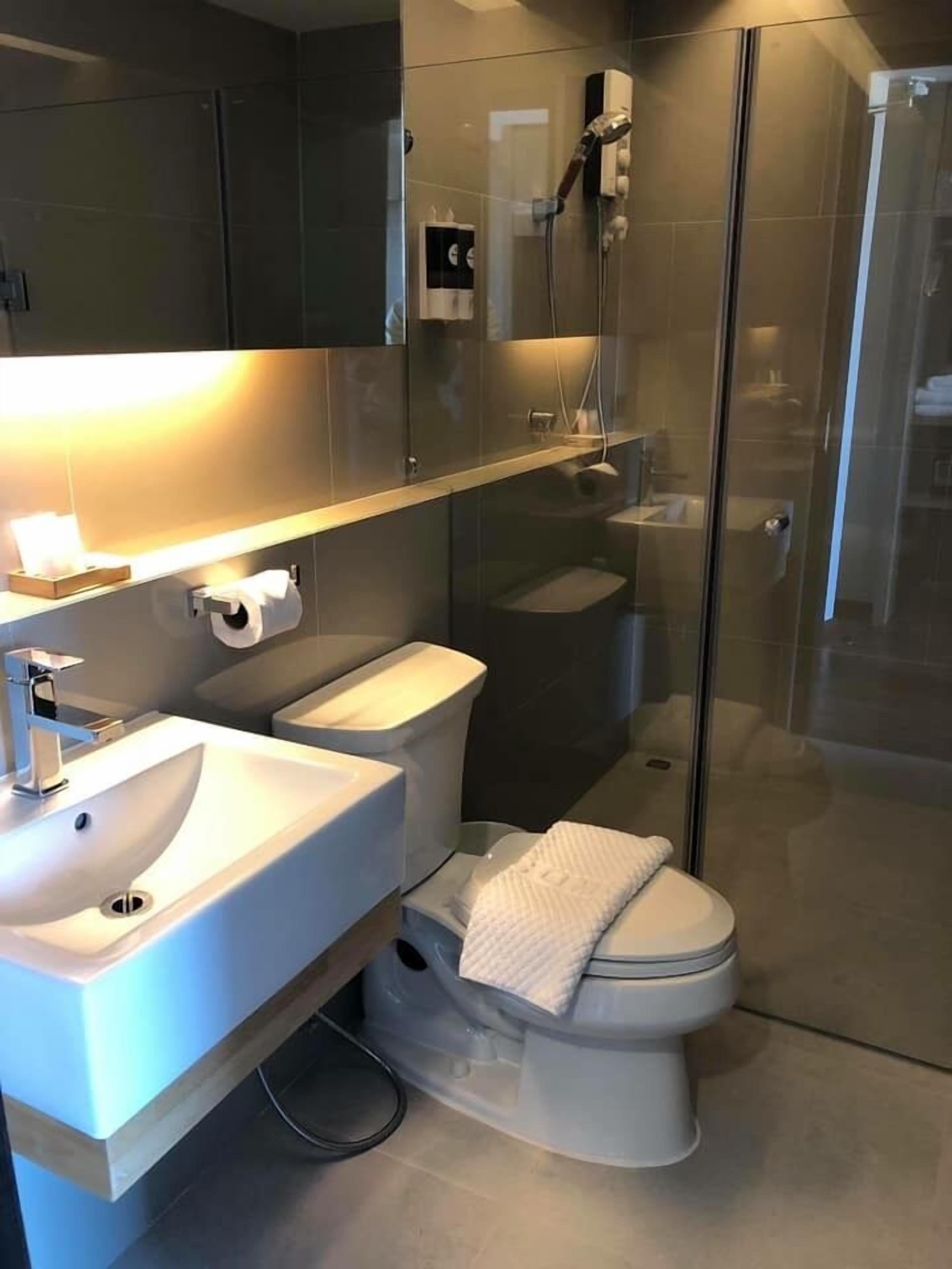 suite | bathroom | shower, free toiletries, hair dryer, towels