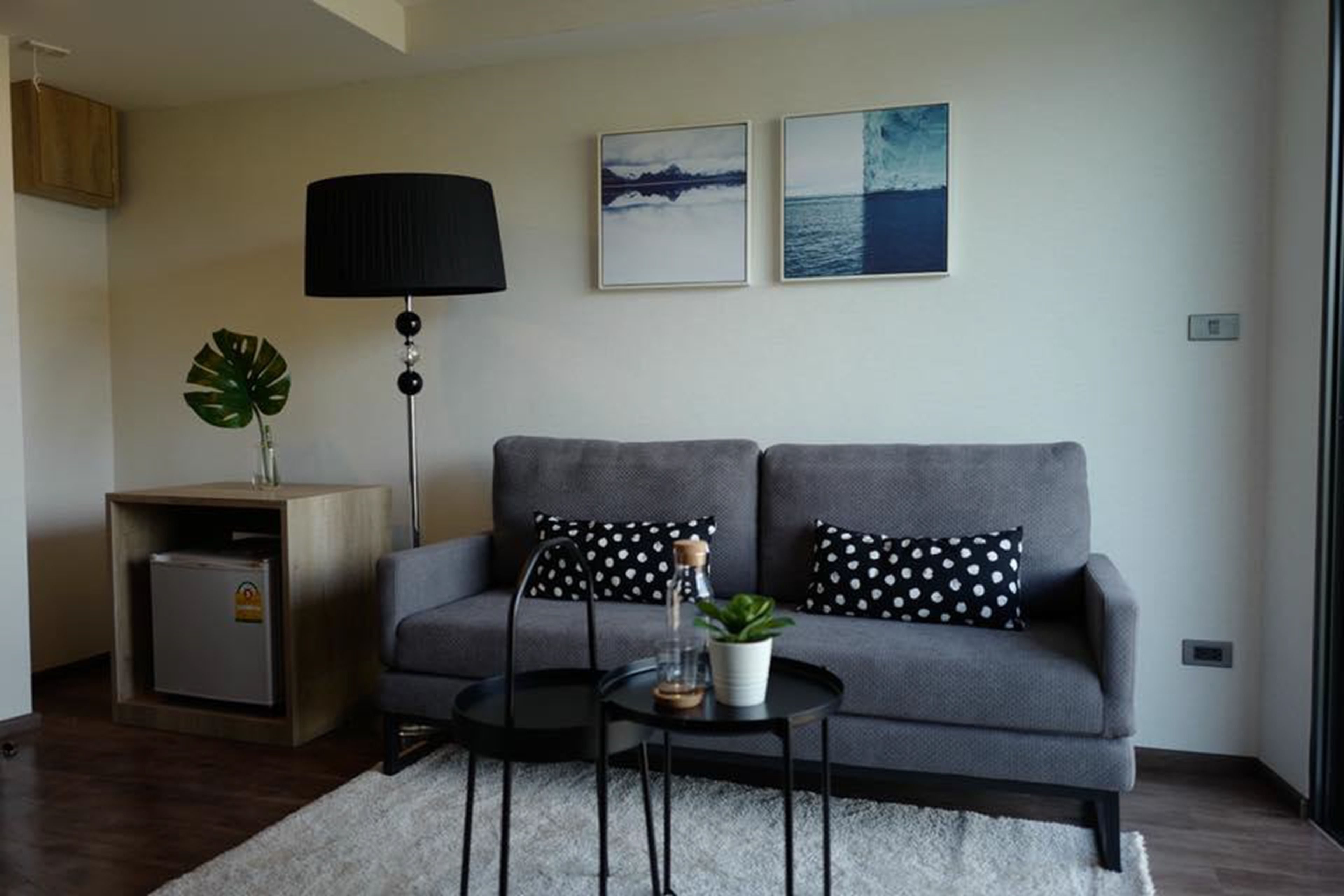 suite | living area | flat-screen tv