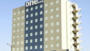 Et hotel med flere etager og et tydeligt skilt med teksten 'one hotel' på facaden.