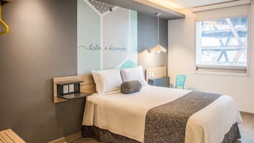Phòng Superior, 1 giường cỡ queen | Két bảo mật tại phòng, bàn, màn/rèm cản sáng