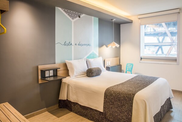 Caja de seguridad en la habitación, escritorio y cortinas blackout