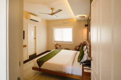 Standard Room, 1 Queen Bed, Non Smoking | Desk, iron/ironing board, free WiFi, bed sheets