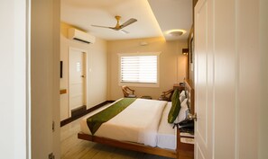 Standard Room, 1 Queen Bed, Non Smoking | Desk, iron/ironing board, free WiFi, bed sheets - Treebo The Qasr (Kanayannur)