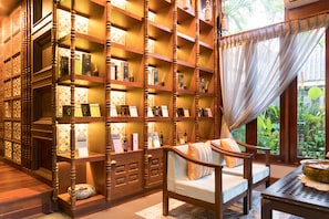 Couples treatment rooms, hot tub, body treatments, hot stone massages