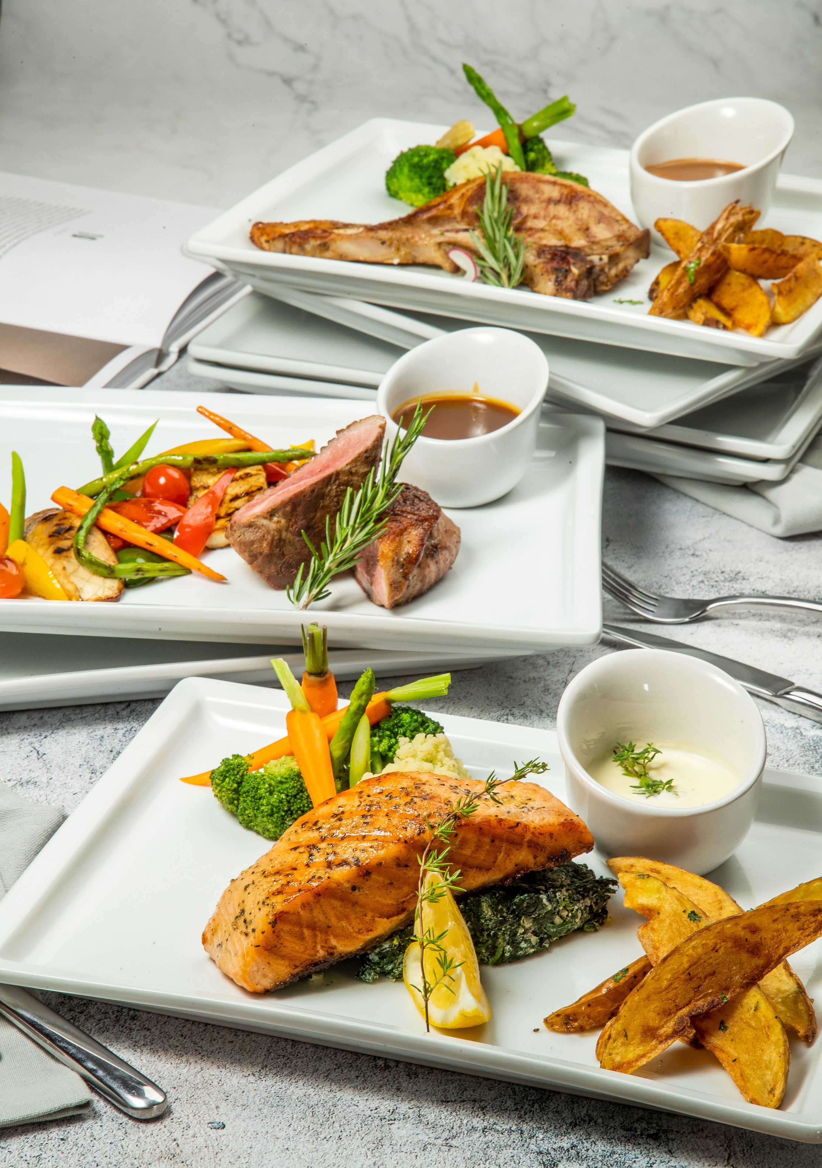 供应早餐、午餐和晚餐，国际美食