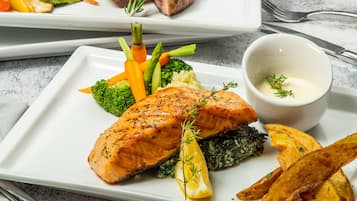 Breakfast, lunch, dinner served; international cuisine