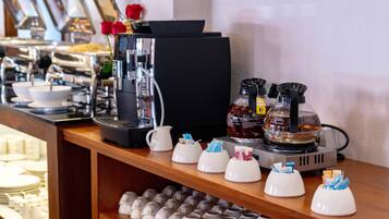 Un buffet con diversos alimentos y una máquina de café.