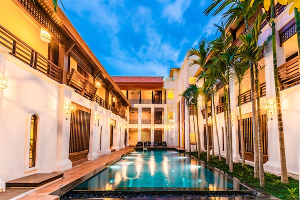 Una piscina al aire libre (de 07:00 a 20:00), sombrillas, tumbonas