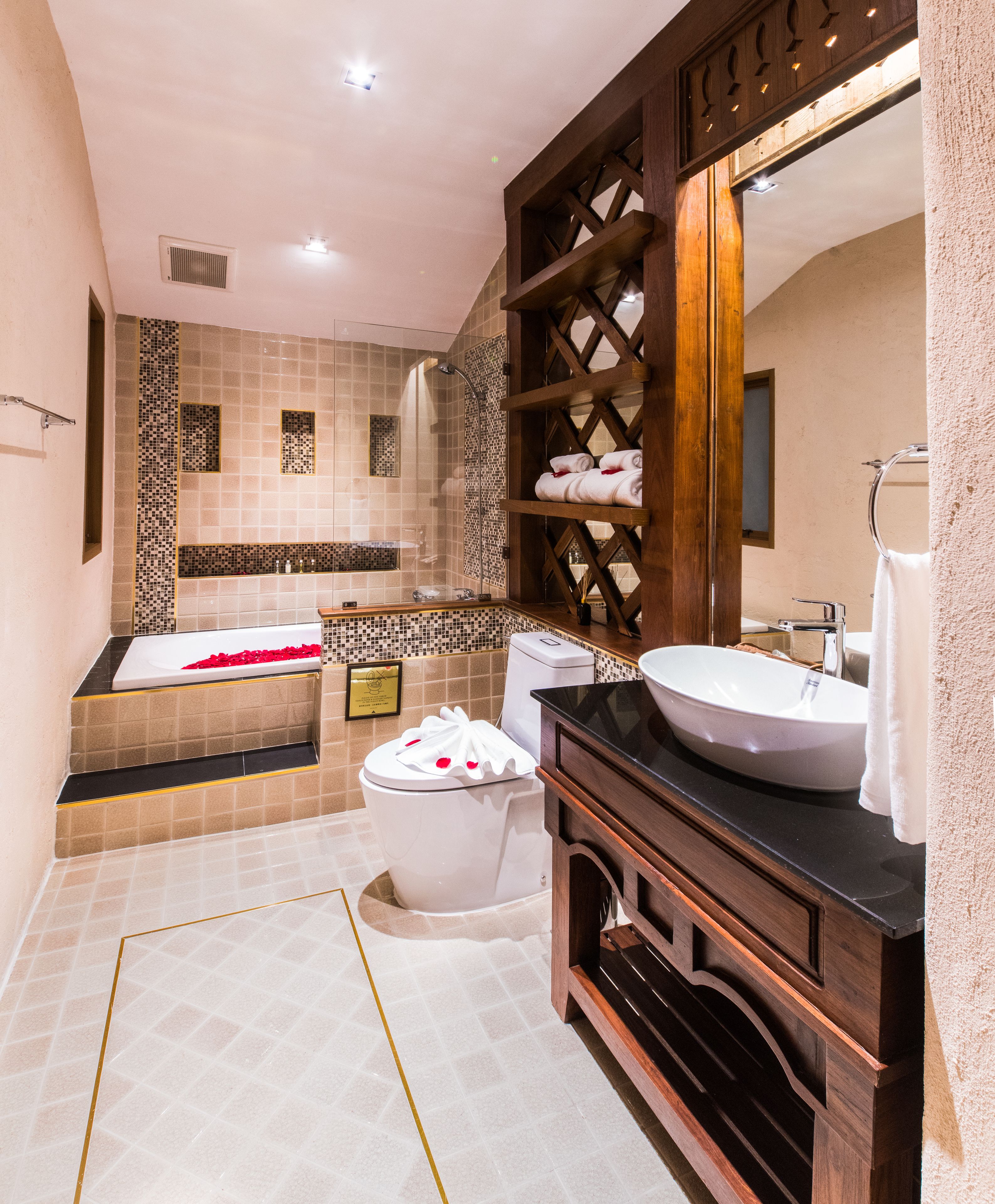deluxe double room, balcony (with air purifier) | bathroom | combined shower/bathtub, free toiletries, hair dryer, bathrobes