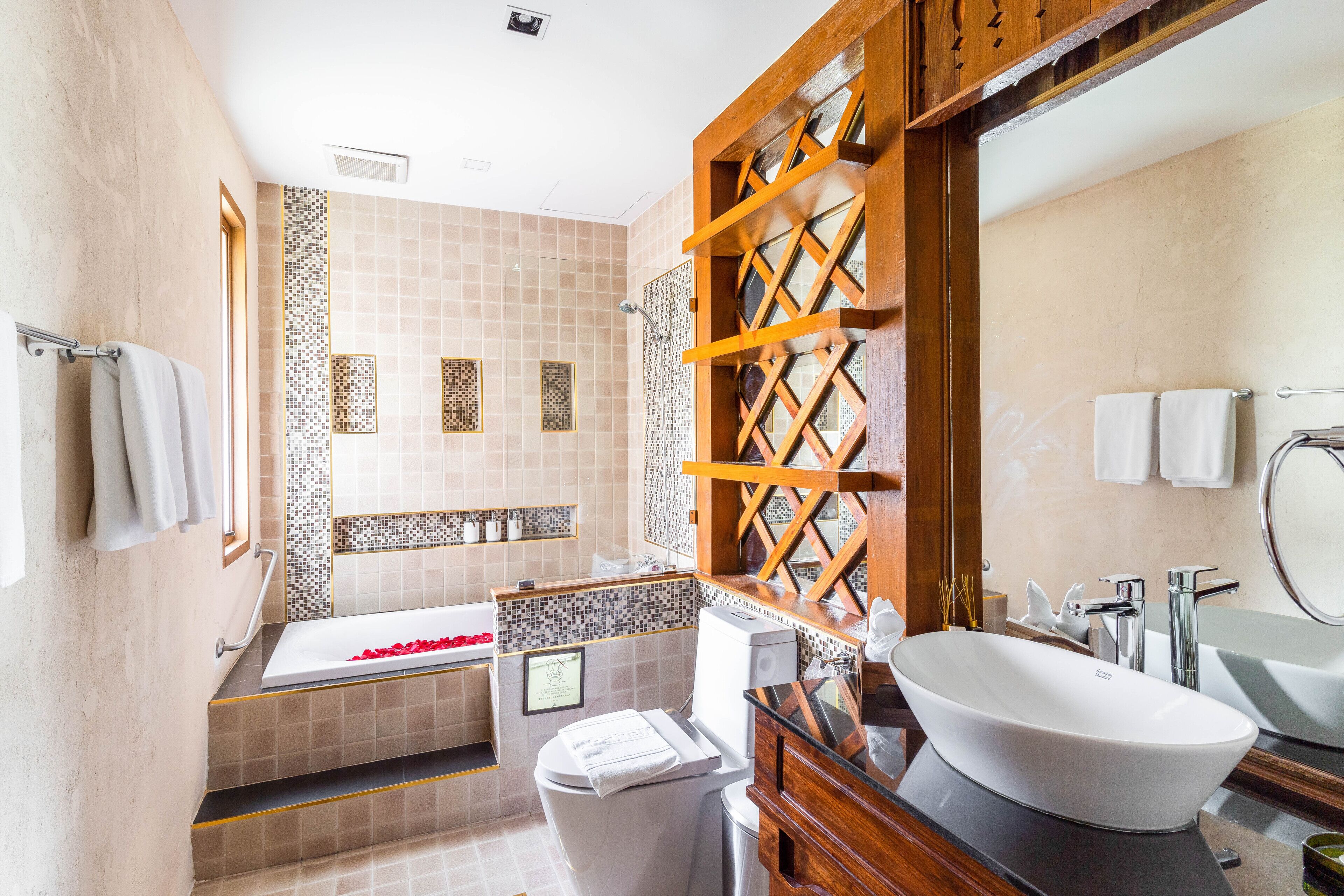 deluxe double room, balcony (with air purifier) | bathroom | combined shower/bathtub, free toiletries, hair dryer, bathrobes