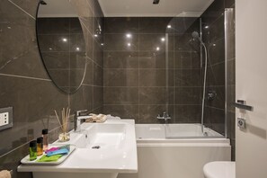 Tomannsrom | Bad | Dusj, toalettartikler (inkludert), hårføner og bidé