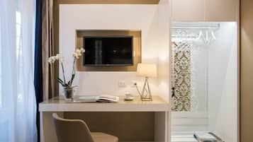 Minibar, coffres-forts dans les chambres, bureau