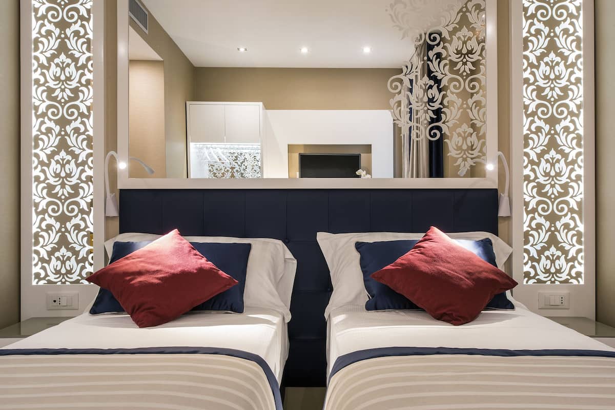 Minibar, coffres-forts dans les chambres, bureau