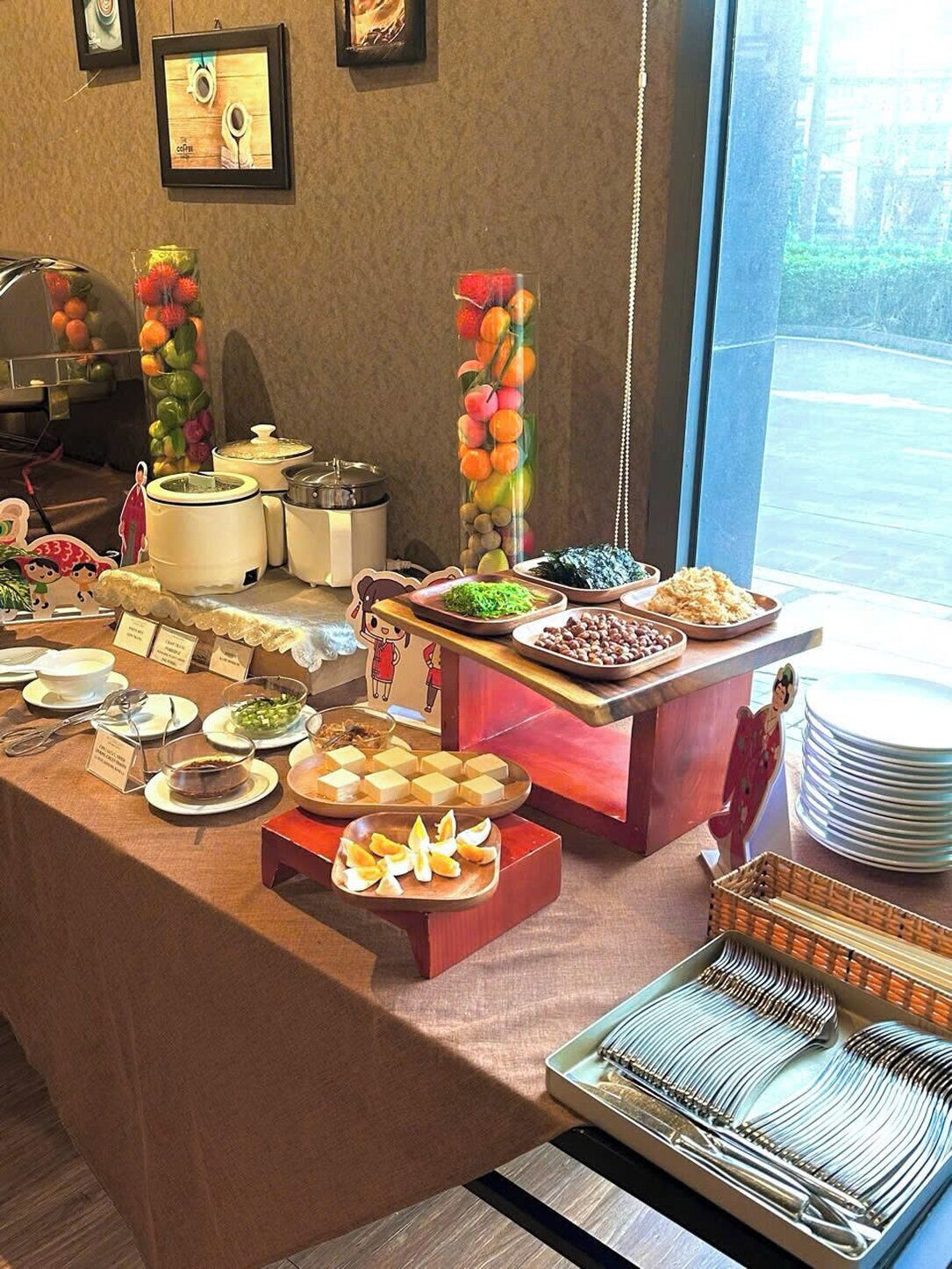 Un buffet allestito con diversi piatti e posate.