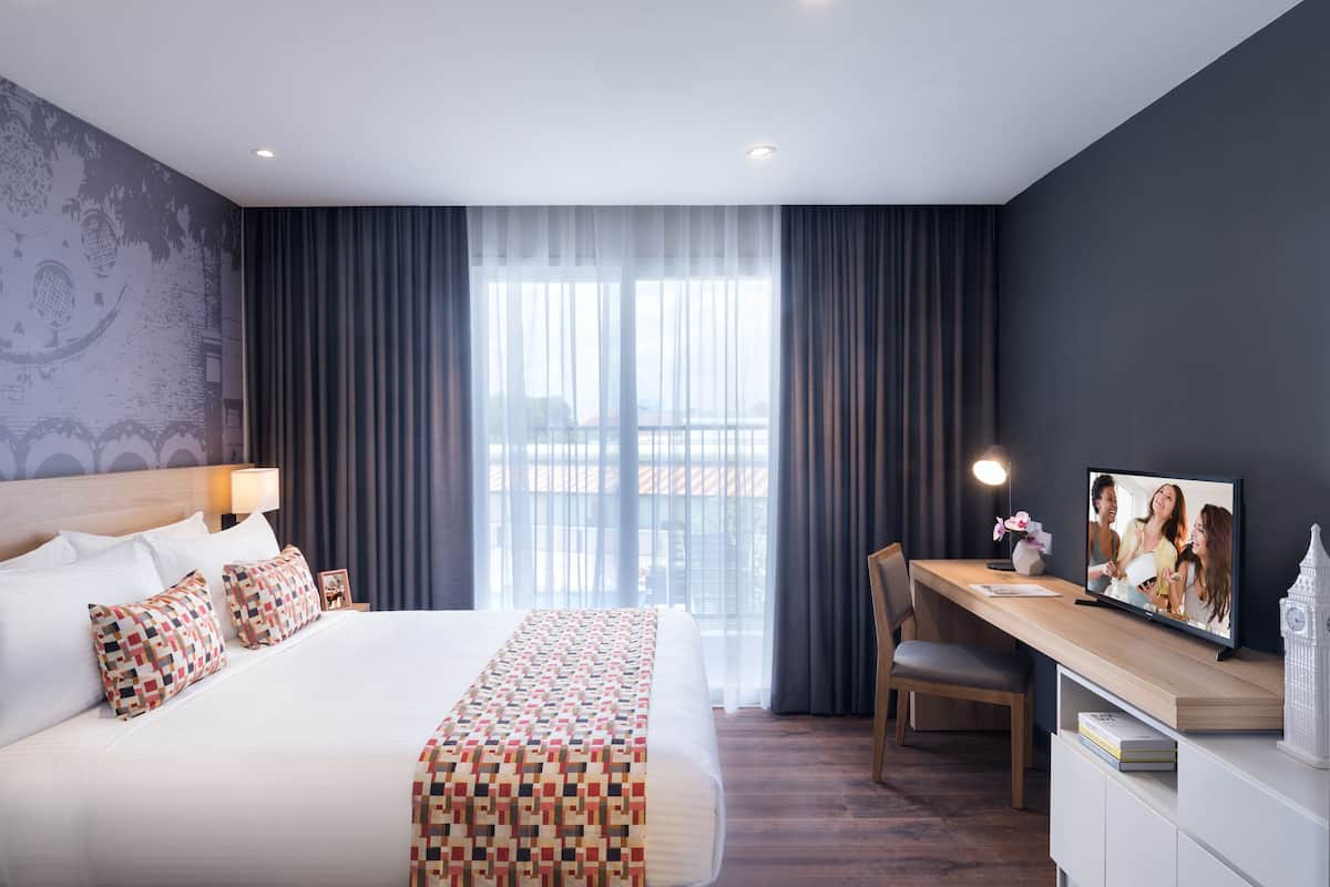1 bedroom, premium bedding, in-room safe, desk