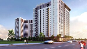Un hotel de gran altura con varios pisos, un llamativo letrero de 'Citadines' y un diseño arquitectónico moderno.