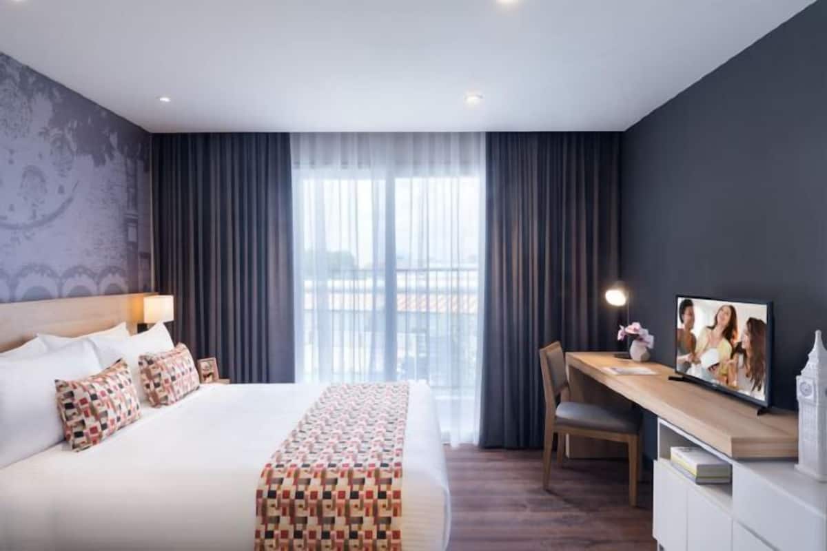 1 bedroom, premium bedding, in-room safe, desk