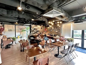 每日供應歐陸早餐 (每人 VND204120)