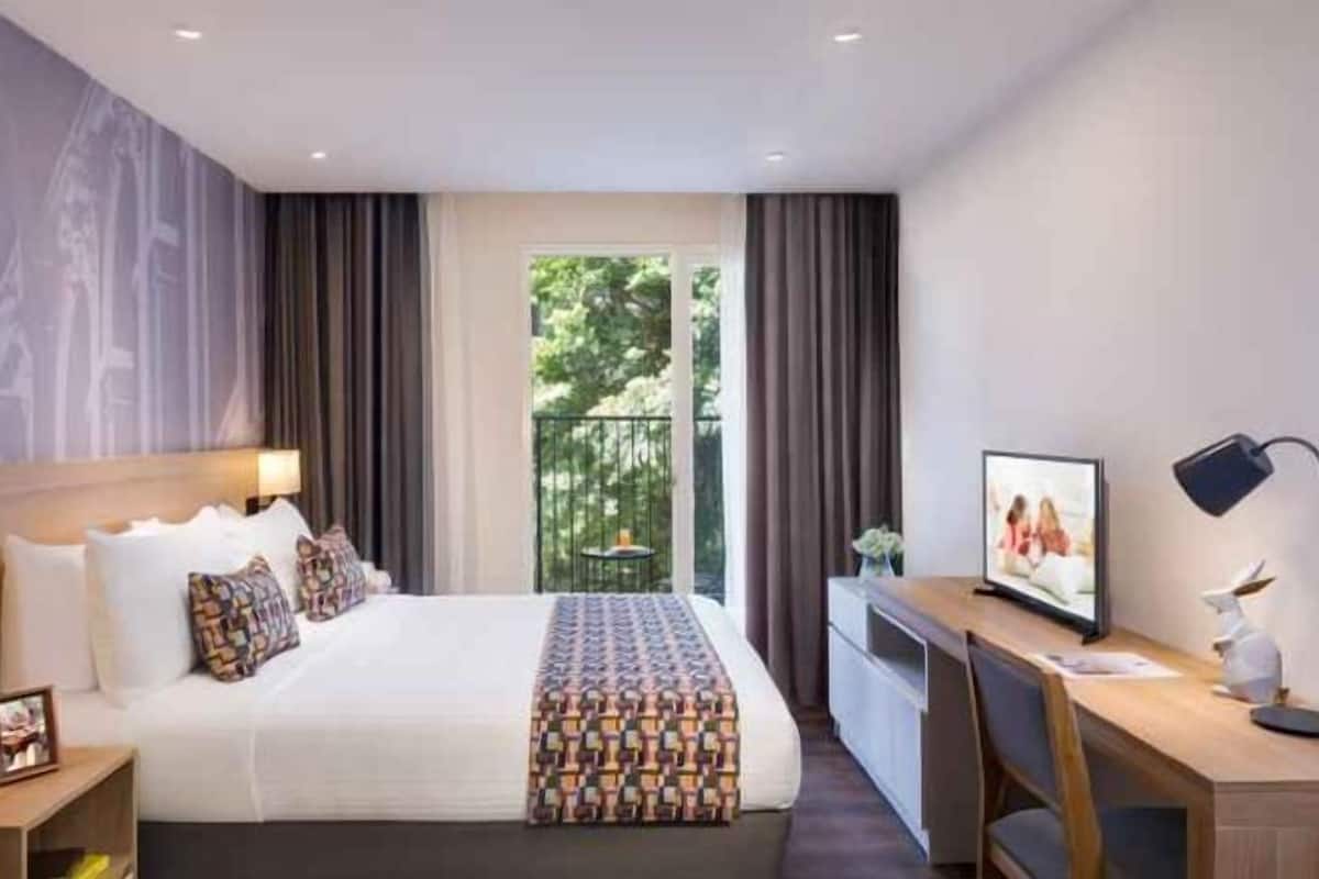 1 bedroom, premium bedding, in-room safe, desk
