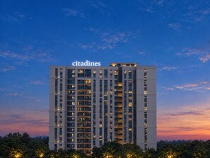 Un edificio de gran altura con varios pisos y un llamativo letrero 'citadines' en la parte superior.