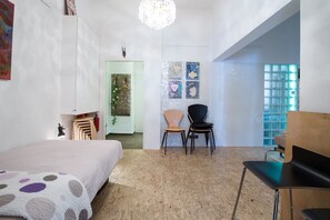 2 slaapkamers, een strijkplank/strijkijzer, internet, beddengoed