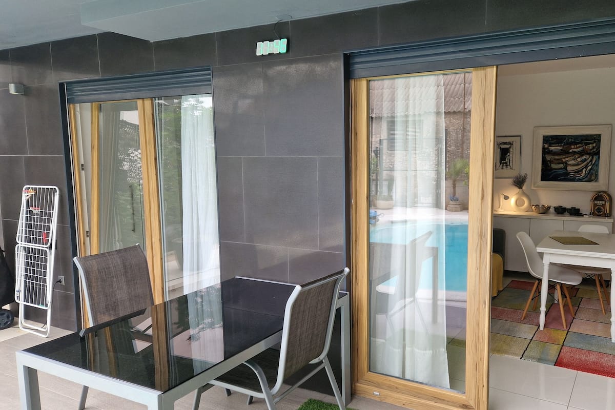 One-Bedroom Apartment with Pool View | Terras