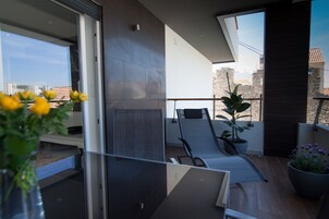 Two-Bedroom Apartment with Sea View and Balcony | Verönd/útipallur