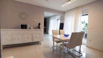 Two-Bedroom Apartment with Sea View and Balcony | Area keluarga | Televisi 32-inci dengan saluran TV digital dan film berbayar