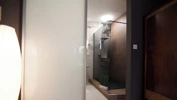 Superior Apartment with Pool View | Chăn bông, nệm cao su hoạt tính (memory foam), trang trí khác biệt