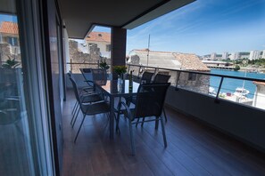 Two-Bedroom Apartment with Sea View and Balcony | Vistas desde la habitación