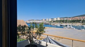 Superior King Room | 羽毛の掛け布団、低反発ベッド、客室ごとに異なる装飾、客室ごとに異なるインテリア