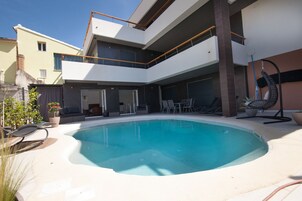 Two-Bedroom Apartment with Sea View and Balcony | Fyrir utan