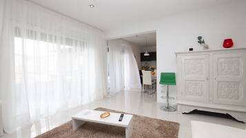 Two-Bedroom Apartment with Sea View and Balcony | Vardagsrum | 32-tums tv med digitalkanaler, betalfilmer och streamingtjÀnster