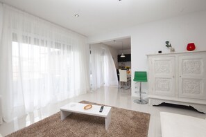 Two-Bedroom Apartment with Sea View and Balcony | Zona de estar | Televisión de 32 pulgadas con canales digitales, películas de pago