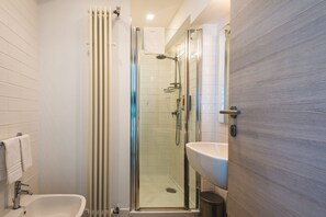 Habitación Deluxe doble (Procida ) | Baño | Ducha, artículos de higiene personal gratuitos, secador de pelo y bidé