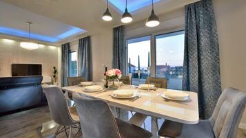 City-Apartment, 2 Schlafzimmer, Poolblick, Poolseite | Essbereich im Zimmer