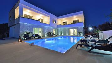 Fassade der Unterkunft – Abend/Nacht