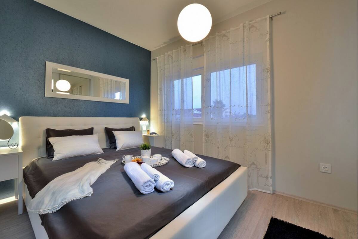 In-room safe, desk, laptop workspace, soundproofing