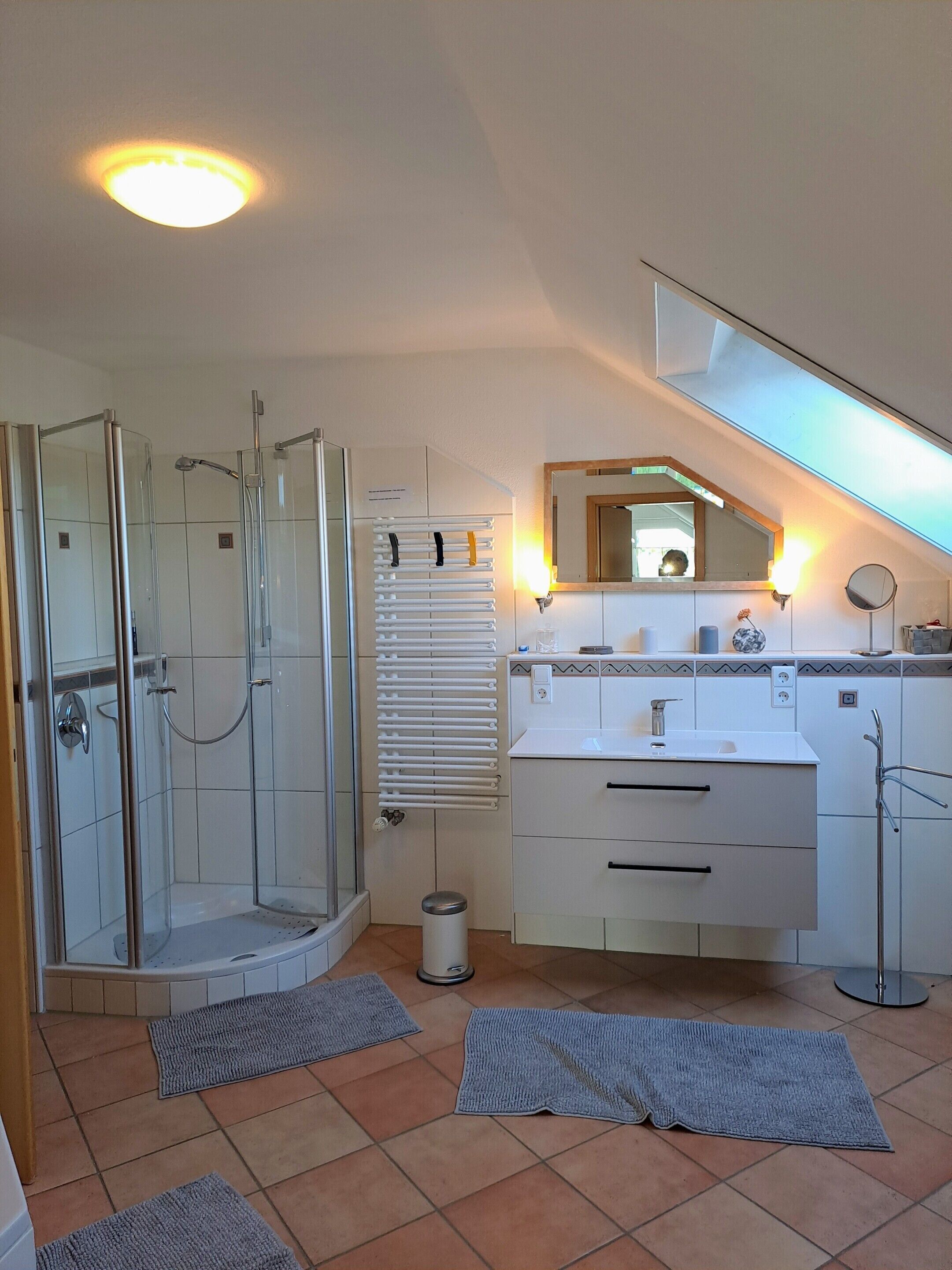 Badewanne, Haartrockner, Handtücher