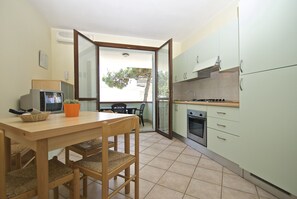 Apartment, 2 Schlafzimmer, eingeschränkter Meerblick | Eigene Kochnische | Kühlschrank, Mikrowelle, Herdplatte, Kochgeschirr/Geschirr/Besteck