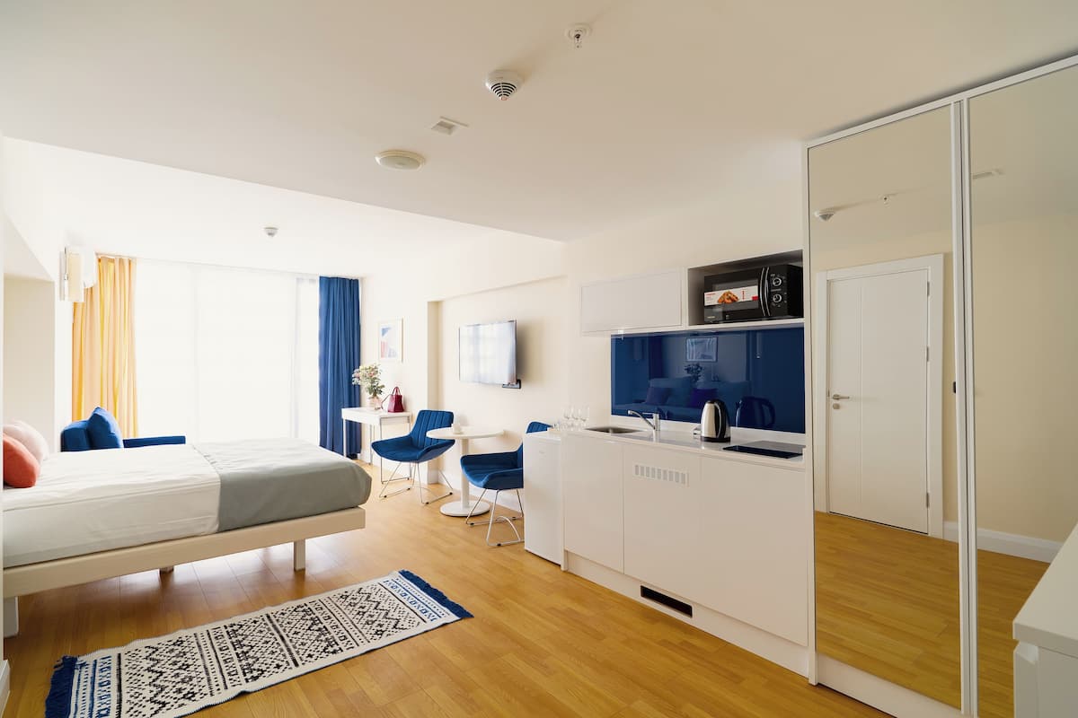 Individuell inredning, unika möbler, skrivbord och mörkläggningsgardiner