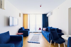 Panorama Two Bedrooms plus Living Room | Zona de estar | Una televisión LCD, películas de estreno