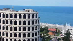 Ein mehrgeschossiges Gebäude im klassischen Stil, mit einer Reihe von Rundbogenfenstern und einem zentralen Turm.